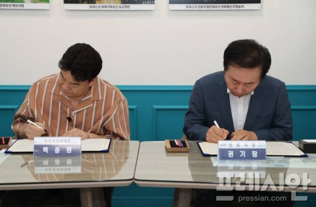 ▲ 권기창 안동시장과 백종원 ㈜더본코리아 대표가 ‘민관협력 지역상생협약 프로젝트’ 업무협약을 체결하고 있다. ⓒ 언동시