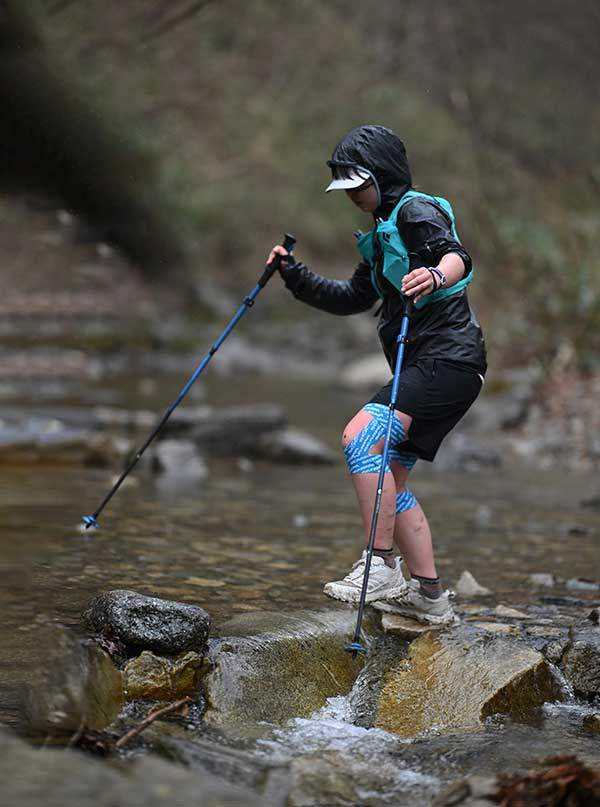 계곡을 건너는 기자. 비에 젖은 바위가 미끄러워 고도의 집중력이 필요했다.