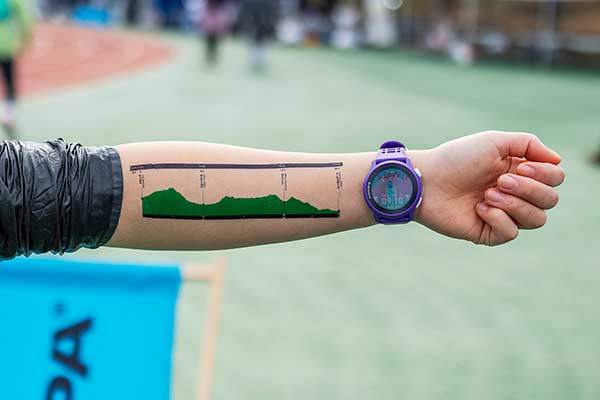 20K 코스 고도표 타투스티커를 팔에 붙였다. 스마트워치와 나란히 두고 볼 수 있어 편했다.