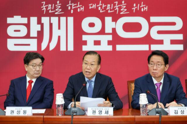 국민의힘 권영세&nbsp;비상대책위원장(가운데)이 8일&nbsp;회에서 열린 비상대책위원회의에서 발언하고 있다. 뉴스1