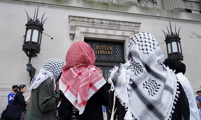 7일(현지시간) 미국 뉴욕 컬럼비아대학교의 버틀러 도서관 앞 팔레스타인 지지 시위대 모습. 뉴욕=로이터연합뉴스
