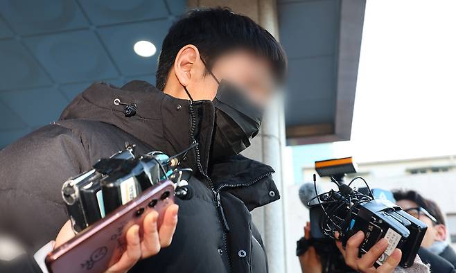 텔레그램을 이용해 성착취물을 제작·유포한 사이버성폭력 범죄집단 자칭 '자경단'의 총책 김녹완씨가 지난 1월 24일 서울 성동구 성동경찰서에서 검찰로 송치되고 있다. 연합뉴스