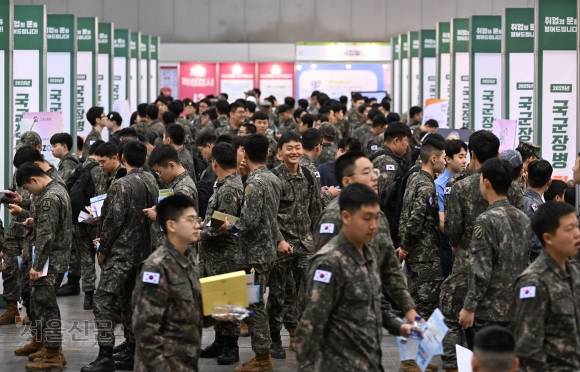 일산 킨텍스서 ‘국군장병 취업박람회’ - 7일 경기 고양시 일산 킨텍스에서 열린 ‘2025 국군장병 취업박람회’에서 장병들이 기업 부스를 찾아 다니고 있다. 국방부 주최로 8일까지 열리는 이번 행사에는 포스코, 현대로템을 비롯해 150여개 기업과 기관이 참가했다. 도준석 전문기자