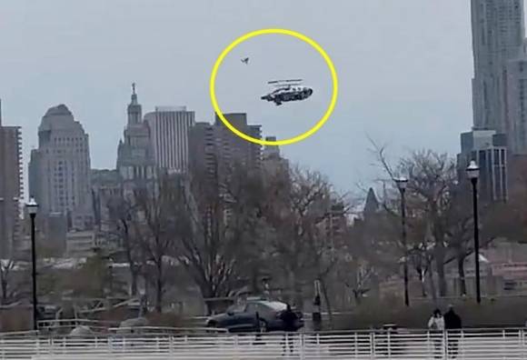 지난달 10일 사고 헬기가 허드슨강에 추락하기 직전의 모습으로 기체 일부가 분리된 것이 보인다.  AP 연합뉴스