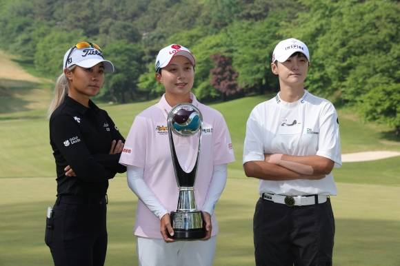 2025 LET 아람코 챔피언십 포토콜 - 2025 LET 아람코 챔피언십 포토콜 (고양=연합뉴스) 임병식 기자 = 8일 오전 경기도 고양시 뉴코리아 컨트리클럽에서 열린 2025 레이디스 유러피언투어(LET) 아람코 챔피언십 포토콜에서 대니엘 강(왼쪽부터)과 김효주, 박성현이 포즈를 취하고 있다. 2025.5.8 andphotodo@yna.co.kr (끝) <저작권자(c) 연합뉴스, 무단 전재-재배포, AI 학습 및 활용 금지>