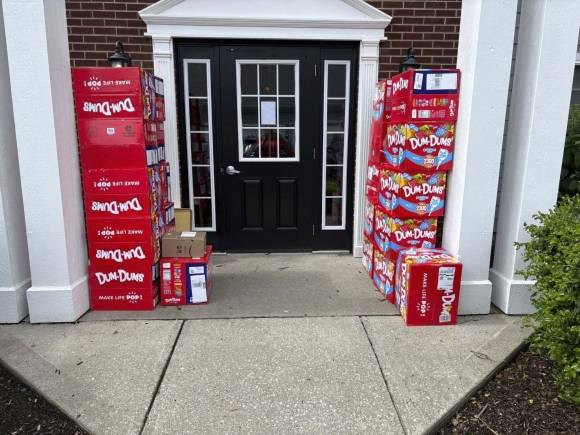 지난 5일(현지시간) 미국 켄터키주 렉싱턴에 사는 홀리 라페이버스의 집 앞에 막대사탕 상자가 쌓여 있다. 홀리 라페이버스 제공·AP 연합뉴스