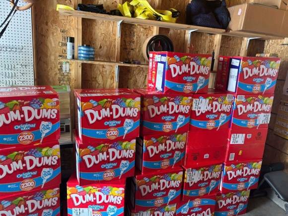 지난 5일(현지시간) 미국 켄터키주 렉싱턴에 사는 홀리 라페이버스의 집 창고에 막대사탕 상자가 쌓여 있다. 홀리 라페이버스 제공·AP 연합뉴스