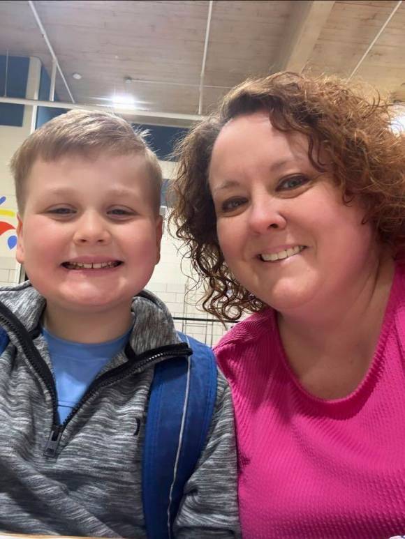 홀리 라페이버스(오른쪽)와 8살 아들 리암. 홀리 라페이버스 제공·AP 연합뉴스