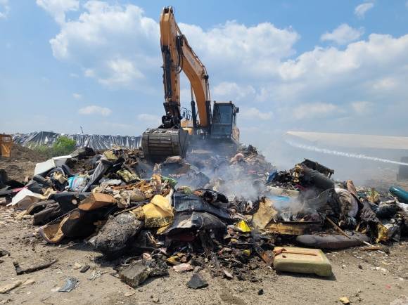경북 포항시 쓰레기매립장에서 발생한 화재. 경북소방본부 제공