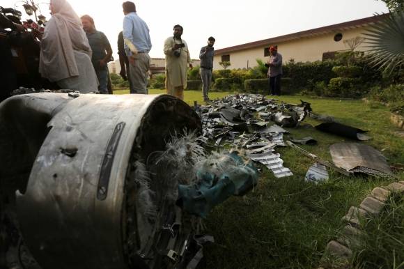 7일(현지시간) 파키스탄 펀자브주 바하왈푸르에서 약 7㎞ 떨어진 아흐메드푸르 샤르키아 지역의 한 이슬람 학교 교정에서 기자들이 인도군 공습 후 발견된 미사일 파편을 촬영하고 있다. 2025.5.8 펀자브 AFP 연합뉴스