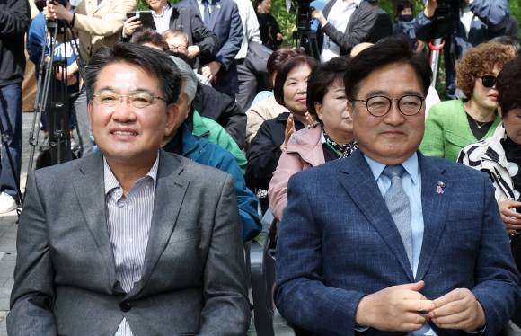 8일 서울 노원구 백사마을 건축물 해체 착공식에 참석한 오승록(왼쪽) 노원구청장과 우원식 국회의장.   노원구 제공