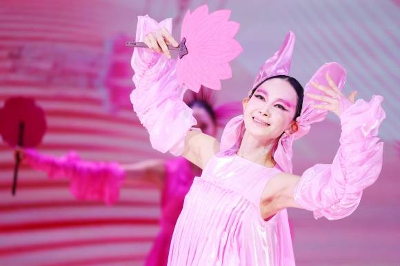 8일 오후 서울 중구 국립정동극장에서 열린 개관 30주년 기념 전통연희극 ‘단심’(單沈) 프레스콜에서 정식 무용수로 데뷔한 배우 채시라가 주요 장면을 시연하고 있다. 연합뉴스