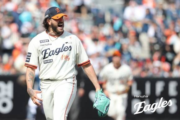 한화 이글스 코디 폰세가 지난달 20일 대전 한화생명볼파크에서 열린 2025 KBO리그 NC 다이노스와의 홈 경기에서 수비 성공 후 기뻐하고 있다. 한화 이글스 제공