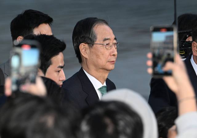 한덕수 무소속 대선 예비후보가 7일 서울 종로구의 한 식당에서 김문수 국민의힘 대선 후보와 후보 단일화 관련 회동을 마친 뒤 떠나고 있다. 연합뉴스