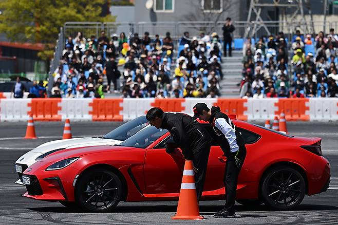 관람객들에게 인사하는 한국토요타자동차 이병진 부사장과 아주자동차대학교 박상현 교수. 사진 김학수 기자