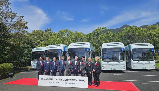 현대차 장재훈 부회장과 이와사키그룹의 이와사키 요시타로 대표 등이 4월 21일 일본 야쿠시마 현지에서 ‘현대 전기 버스 인도식’을 진행하고 있다. 사진=김정훈 현대차 상무