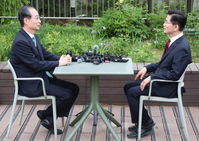 김문수 국민의힘 대선 후보와 한덕수 무소속 대선 예비후보가 8일 국회 사랑재에서 만나 후보 단일화를 위한 2차 회동을 하고 있다. 오승현 기자