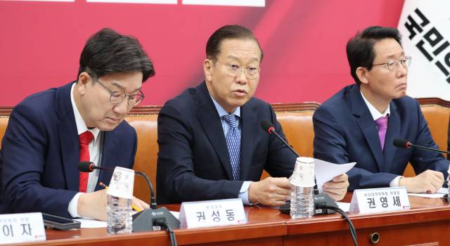 권영세 국민의힘 비상대책위원장이 8일 국회에서 열린 비대위회의에 참석해 김문수 후보와 한덕수 무소속 예비후보의 단일화 등 현안에 관해 발언하고 있다. 오승현 기자