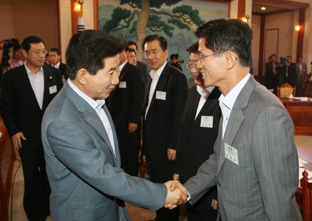 노무현 전 대통령과 김문수 당시 경기도지삭 지난 2006년 8월 청와대에서 열린 국정현안 시도지사 토론회를 앞두고 악수하고 있다. 연합뉴스