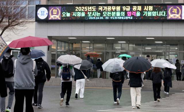 국가공무원 9급 공개경쟁채용 필기시험이 치러진 지난달 5일 서울 강남구 한 시험장으로 수험생이 들어가고 있다. 사진제공=인사혁신처