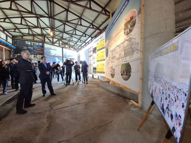 유인촌(왼쪽) 문화체육관광부 장관과 이병선(〃 두 번째) 속초시장이 7일 속초시 청호동 수산물공동할복장에서 문화도시 사업 계획을 듣고 있다. 연합뉴스