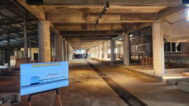 속초 어민들이 물고기를 다듬던 수산물공동할복장 모습. 내년 말까지 음식 복합문화공간으로 바뀐다. 최수문 기자