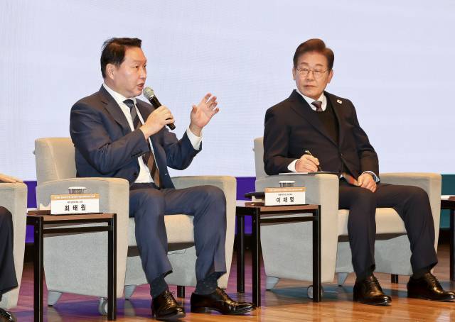 이재명 더불어민주당 대선 후보가 8일 서울 중구 대한상공회의소에서 열린 대선 후보 초청 경제5단체 간담회에 참석해 최태원 대한상의 회장의 정책 제언을 듣고 있다. 오승현 기자