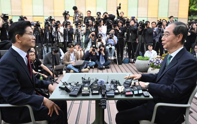 김문수 국민의힘 대선 후보와 한덕수 무소속 대선 예비후보가 8일 국회 사랑재에서 만나 후보 단일화를 위한 2차 회동을 하고 있다. 오승현 기자