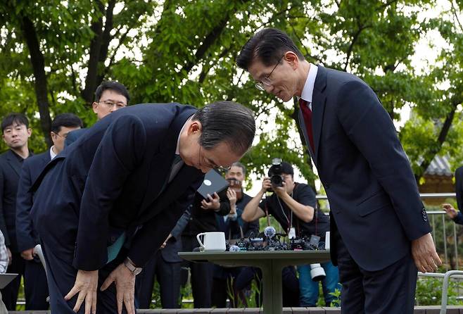 5월8일 국민의힘 김문수 대선후보와 무소속 한덕수 대선 예비후보가 국회 사랑재에 위치한 카페에서 회동을 마친 후 인사하고 있다. ⓒ시사IN 신선영