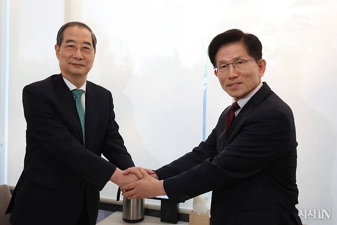 5월7일 서울 종로구 한 식당에서 한덕수 예비후보와 김문수 후보가 단일화 관련 회동 전 악수를 하고 있다. ⓒ시사IN 박미소