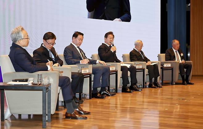 이재명 더불어민주당 대선후보(왼쪽 네 번째)가 8일 서울 중구 대한상공회의소에서 열린 대선후보 초청 경제5단체 간담회에서 발언하고 있다. ⓒ연합뉴스