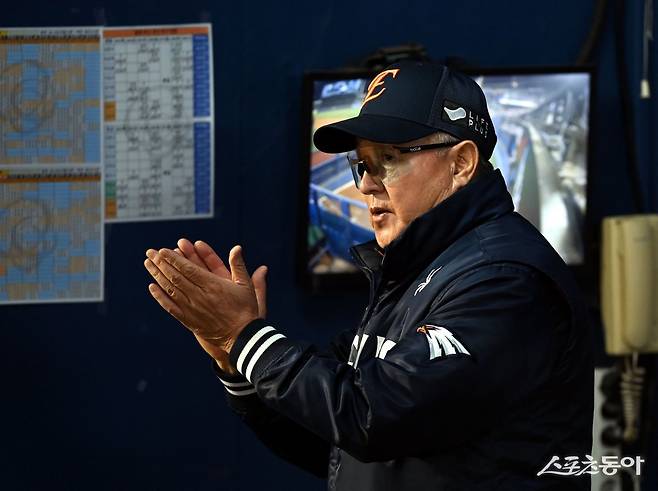 한화 김경문 감독은 ‘뚝심’을 앞세운 선수 기용으로 올해 한화의 시즌 초반 상승세를 이끌고 있다. 7일 대전 삼성전 승리로 단독 선두에 오른 한화가 가을 야구 이상의 결과를 만들 수 있을지 관심이 쏠린다. 스포츠동아DB