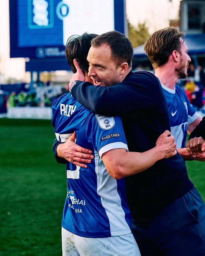 버밍엄시티의 챔피언십 승격을 이끈 백승호(왼쪽)는 크리스 데이비스 감독에 대한 신뢰가 남다르다. 사진출처 ｜ 버밍엄시티FC SNS