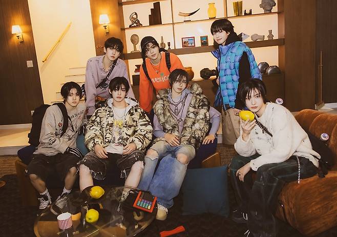 ‘JYP 슈퍼 신예’ 킥플립(KICK FLIP)이 이달 말 내놓는 2번째 미니 앨범부터 ‘프로듀싱돌’로서 역량 발휘에 나선다.사진제공|JYP엔터테인먼트