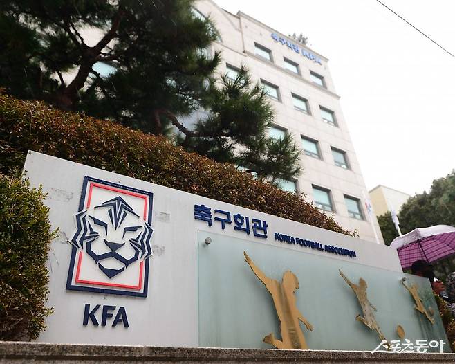 KFA가 정도경영과 투명행정을 위해 조직개편을 8일 단행했다. 기존 3분부 8팀 1실 1단에서 3본부 12팀 4실 2단으로 개편했고, 대내외 소통 강화를 위한 부서도 신설했다. 스포츠동아DB