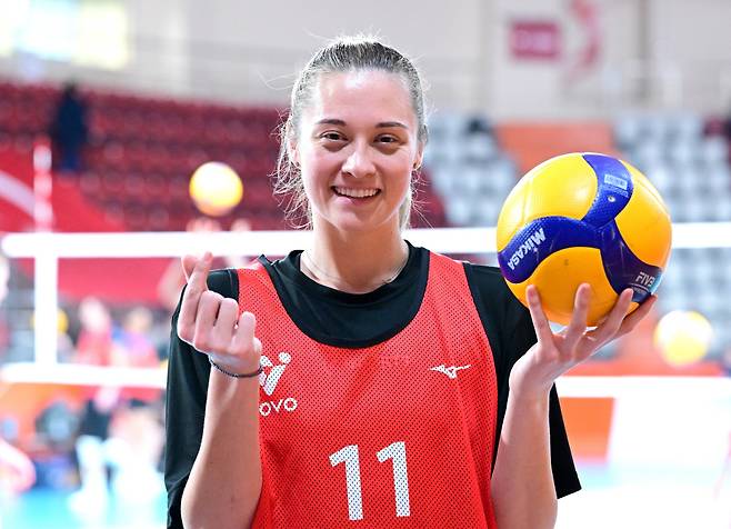 레베카 라셈이 6일(현지 시간) 튀르키예 이스탄불의 바흐첼리예블레르 셰힛 무스타파 오젤 스포르 콤플렉시 체육관에서 열린 2025년 KOVO 외국인 선수 트라이아웃에 참가해 인터뷰한 뒤 포즈를 취하고 있다. KOVO 제공