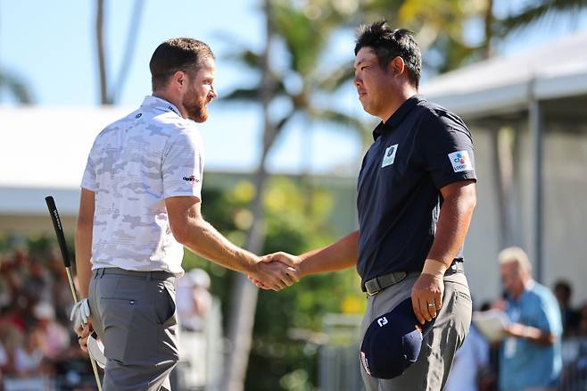 안병훈이 지난해 1월 열린 PGA 투어 소니 오픈 인 하와이 최종 라운드를 마친 뒤 함께 경기를 한 크리스 커크와 악수하고 있다. 게티이미지코리아