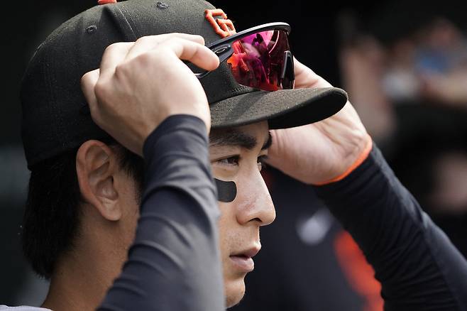 샌프란시스코 이정후가 8일 시카고 컵스전 8회초에 덕아웃에서 선글라스를 고쳐쓰고 있다. Imagn Images연합뉴스