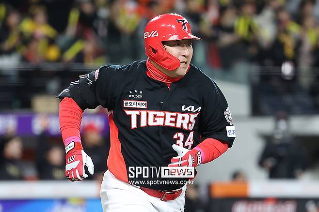 ▲ 타석에서의 변함 없는 활약으로 에이징 커브 이론을 정면으로 반박하고 있는 최형우 ⓒ곽혜미 기자