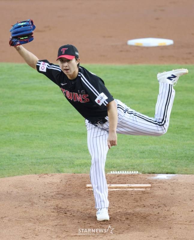 2025 신한 SOL Bank KBO리그 두산 베어스 대 LG 트윈스 경기가 7일 잠실야구장에서 열렸다.  LG 선발 최채흥이 역투하고 있다. /사진=김진경 대기자