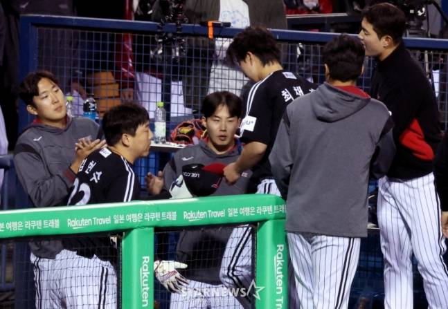 2025 신한 SOL Bank KBO리그 두산 베어스 대 LG 트윈스 경기가 7일 잠실야구장에서 열렸다.  LG 선발 최채흥이 5회말 교체되고 있다. /사진=김진경 대기자