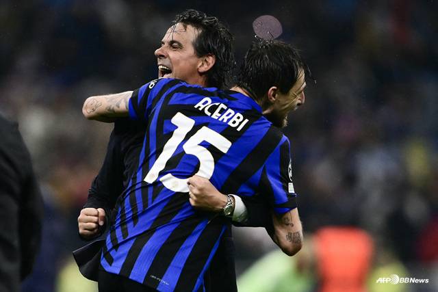 프란체스코 아체르비(오른쪽). /AFPBBNews=뉴스1