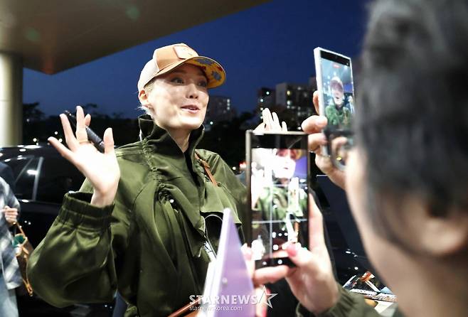 (김포공항=뉴스1) 권현진 기자 = 할리우드 배우 폼 클레멘티에프가 '미션 임파서블: 파이널 레코닝' 홍보를 위해 7일 오후 서울김포비즈니스항공센터(SGBAC)를 통해 내한해 팬들과 즐거운 시간을 보내고 있다. 2025.5.7/뉴스1  Copyright (C) 뉴스1. All rights reserved. 무단 전재 및 재배포,  AI학습 이용 금지. /사진=(김포공항=뉴스1) 권현진 기자