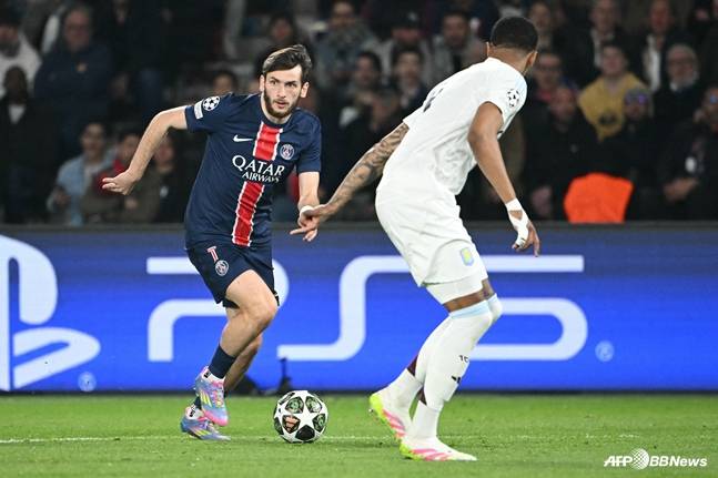 돌파를 시도하는 흐비차(왼쪽). /AFPBBNews=뉴스1