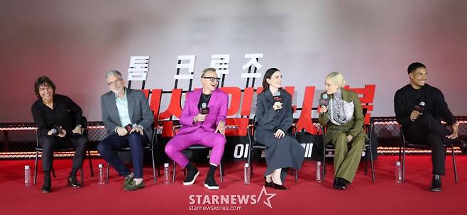 (서울=뉴스1) 권현진 기자 = 할리우드 배우 톰 크루즈(왼쪽부터)와 스티브 맥쿼리 감독, 사이먼 페그, 헤일리 앳웰, 폼 크레멘티에프, 그렉 타잔 데이비스가 8일 오후 서울 송파구 올림픽로 롯데시네마 월드타워점에서 열린 영화 '미션 임파서블: 파이널 레코닝' 기자간담회에 참석해 미소를 짓고 있다.  ‘미션 임파서블: 파이널 레코닝’은 인류를 위협하는 절체절명의 위기에 내몰린 에단 헌트(톰 크루즈)와 IMF 팀원들이 목숨을 걸고 미션에 뛰어드는 이야기를 담은 액션 블록버스터이다. 2025.5.8/뉴스1  Copyright (C) 뉴스1. All rights reserved. 무단 전재 및 재배포,  AI학습 이용 금지. /사진=(서울=뉴스1) 권현진 기자