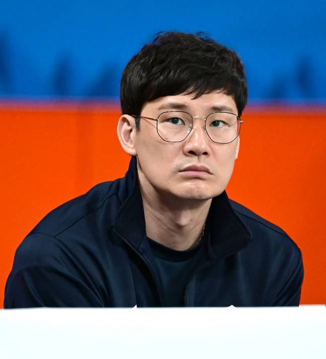 현대건설 이선규 코치가 튀르키예에서 열리는 중인 2025 V리그 외국인선수 트라이아웃 현장에 참석해 선수들을 지켜보고 있다. /사진=한국배구연맹 제공