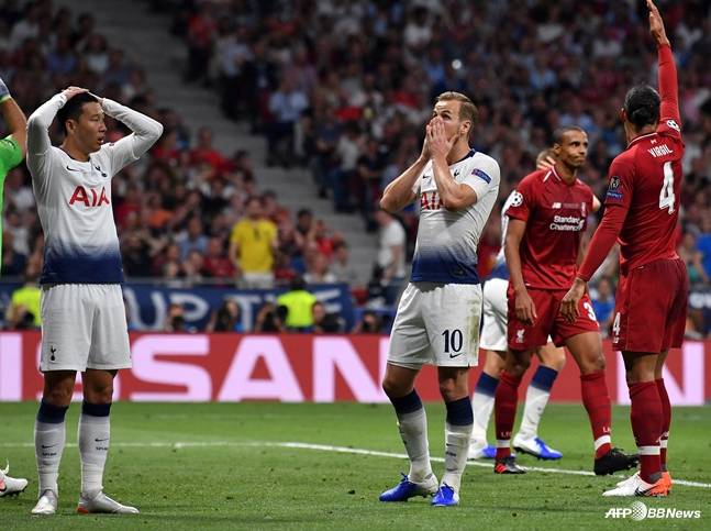 2019년 6월 열린 UCL 결승전에 나선 손흥민(왼쪽)이 아쉬워하고 있다. /AFPBBNews=뉴스1