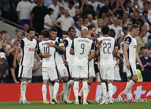 토트넘이 8일(한국시간) 경기가 있는 노르웨이 북쪽에 있는 작은 도시 보되로 이동했다. 이날 토트넘 선수단 대부분의 선수들이 비행기에 몸을 실었지만, 두 명의 주장단인 손흥민, 그리고 제임스 매디슨이 원정에 동행하지 않았다.&nbsp;연합뉴스