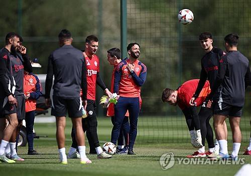 아모림 감독이 8일(한국시간) 영국 맨체스터에 있는 올드 트래포드에서 진행된 빌바오와의 2024-2025시즌 유럽축구연맹(UEFA) 유로파리그 4강 2차전을 앞둔 기자회견에서 대회 우승을 할 수 있다고 말했다.&nbsp;연합뉴스