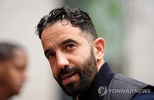 아모림 감독이 8일(한국시간) 영국 맨체스터에 있는 올드 트래포드에서 진행된 빌바오와의 2024-2025시즌 유럽축구연맹(UEFA) 유로파리그 4강 2차전을 앞둔 기자회견에서 대회 우승을 할 수 있다고 말했다.&nbsp;연합뉴스